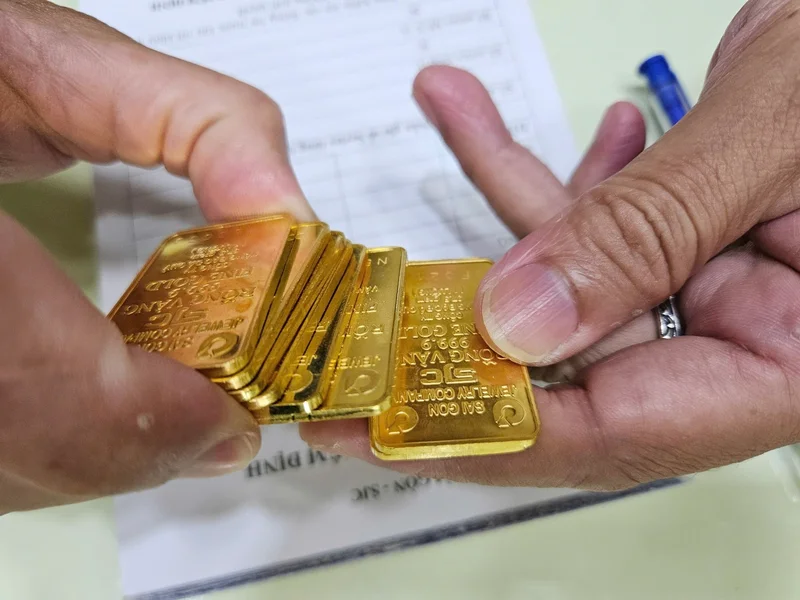 Gold Prices Tumble: What This Drop *Actually* Means for You